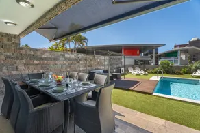 Villa avec terrasse, internet haut débit et piscine chauffée | Vue jardin - Image 3