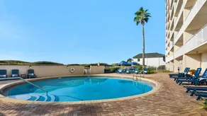 Merveilleux appartement adapté aux familles avec internet haut débit, barbecue et piscine chauffée | Vue sur l'eau - Image 4