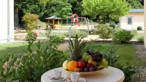 Apartment with pool, garden & terrace - Image 5