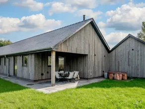 Lodge with jacuzzi & garden - Image 2