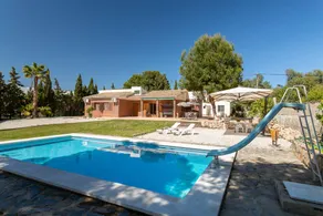 Chalet avec jardin, terrasse et piscine privée | Vue jardin - Image 3