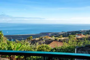 Holiday Home 'Refugio Dourado' with Sea View, Shared Garden and Wi-Fi Access - Image 3