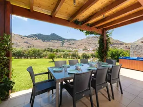 Holiday home with garden, BBQ & pool - Image 2