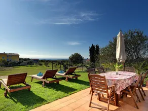 Fully equipped holiday home with terrace, barbecue & jacuzzi | Sea view | Pets allowed - Image 2