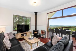 Secluded Hillside Chalet with Stunning Views & Outdoor Spa near Hampton, Queensland - Image 3