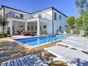 Flat with barbeque, garden & pool - Image 2