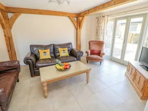 Child-friendly cottage with garden - Image 3