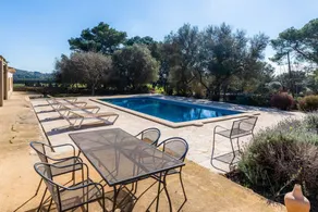 Apartamento vacacional con terraza, jardín y piscina privada - Image 4