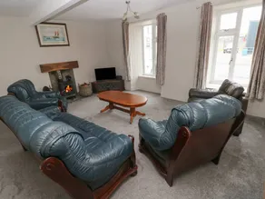 Cottage with garden & hot tub - Image 5