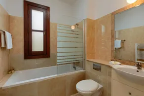 Encantadora villa apta para familias con terraza, jardín y piscina privada - Image 5