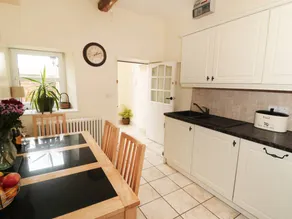 Cottage with garden & BBQ - Image 5