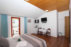 MATOSEVIC Comfort Double Room with Balcony 2 - Image 3