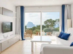 Holiday apartment with BBQ, private pool & garden - Image 4