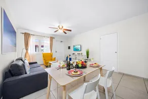 Apartment with garden - Image 5
