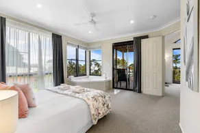 Romantic Chalet with Spa and Panoramic Views near Lake Cressbrook, Crows Nest QLD - Image 4