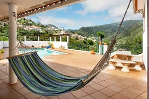 Spacieuse maison entièrement équipée avec piscine privée, jardin et internet haut débit | Vue montagne | Idéale pour le télétravail | Avec animaux bienvenus - Image 2