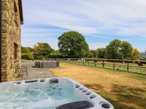 Fully equipped beautiful cottage with garden & jacuzzi | Pet-friendly - Image 2
