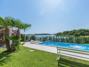 Charming holiday apartment with barbeque, terrace & pool | Sea view - Image 2