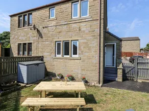 Family-friendly cottage with garden - Image 2