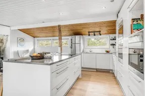 Fully equipped holiday home with jacuzzi, terrace & sauna | Sea view | Pet-friendly - Image 3