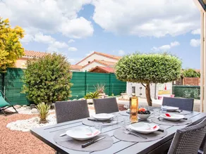 House with terrace, garden & pool - Image 2