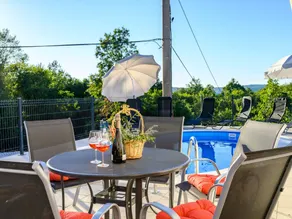 Casa con terraza, jardín y piscina privada - Image 3