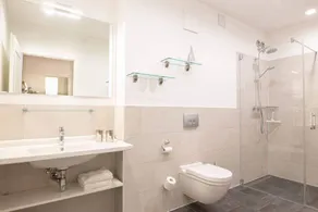 Apartment with sauna & pool - Image 4