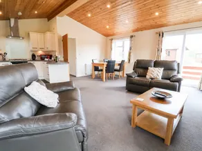 Cottage with sauna, hot tub & pool - Image 4