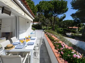 Holiday home with garden & pool - Image 2