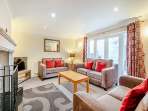 Child-friendly cottage with garden & private pool - Image 3