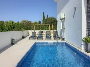 Villa with terrace & pool - Image 3