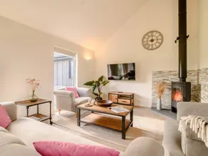 Lodge with jacuzzi & garden - Image 4
