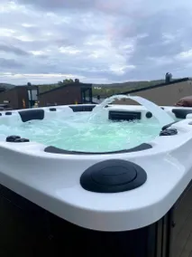Holiday home with terrace & jacuzzi - Image 3