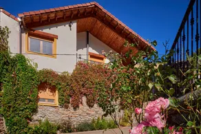 Merveilleuse maison de vacances entièrement équipée avec jardin, terrasse et jacuzzi | Vue jardin | Adaptée au travail à distance - Image 2
