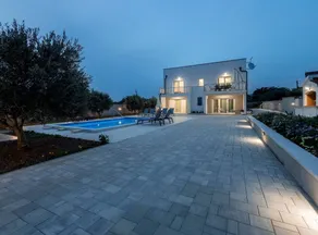 Holiday home with garden, barbecue & private pool | Water view - Image 5