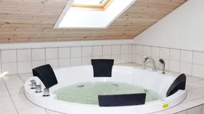 House with hot tub, terrace & sauna - Image 4