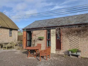 Cottage with pool & garden - Image 3
