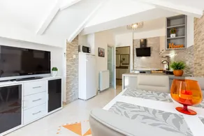 Holiday apartment with barbeque | Garden view - Image 5