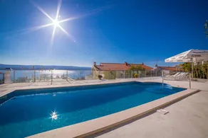 Holiday apartment with barbecue, garden & pool | Sea view - Image 2