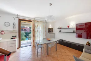 Appartement de vacances entièrement équipé avec jardin, piscine et terrasse | Vue jardin - Image 5