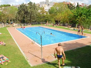 Mobile home with pool & terrace - Image 2