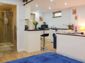 Cottage with garden - Image 2