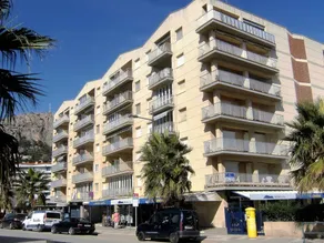 Apartment with pool & terrace - Image 3