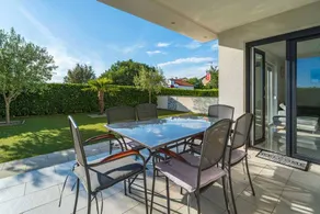 Flat with garden & terrace - Image 4