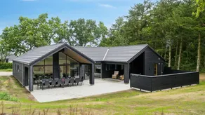 Holiday home with garden, jacuzzi & private pool - Image 3
