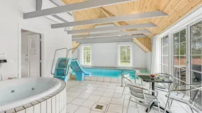House with terrace, pool & garden - Image 3