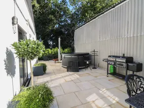 Cottage with garden, barbecue & hot tub - Image 2