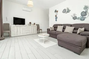 Merveilleuse villa entièrement équipée avec terrasse, jardin et internet haut débit | Vue ville | Proche de la plage - Image 3