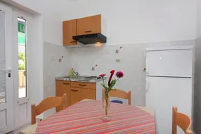 Apartment with terrace - Image 3