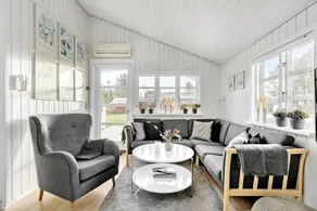 Holiday home with BBQ & terrace - Image 5